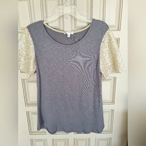 About a Girl Tee SzM Juniors Lacy Gold Short Sleeves W Gray Curved Hem Cute